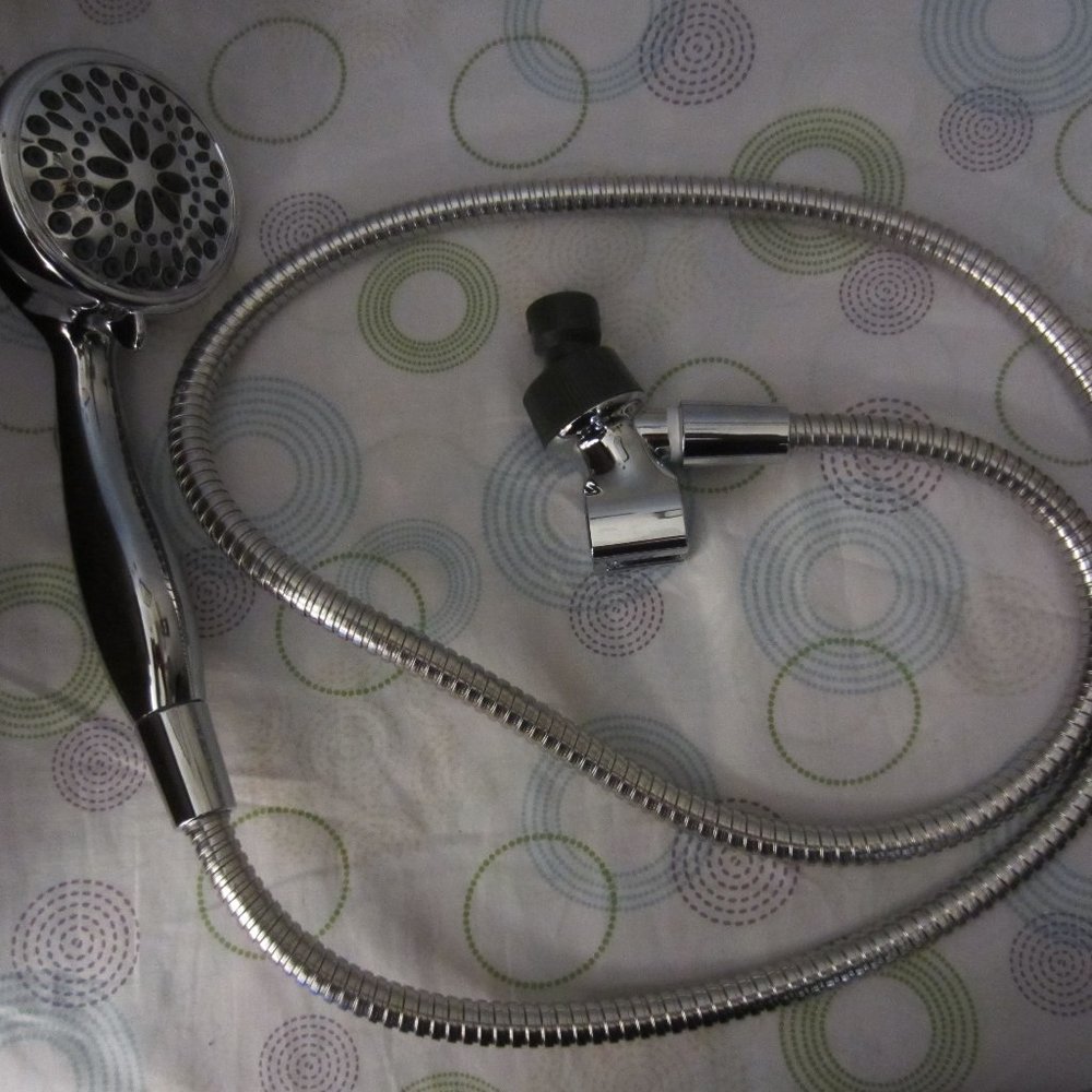 DELTA (A112.18.1M/1.75GPM/6.6L/MIN) CHROME HAND- HELD WATER SPRAYER PLUS HOSE